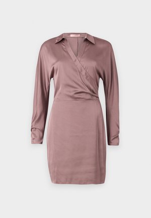 Robe portefeuille en satin rose doux avec des manches longues, un col et un décolleté en V, dotée d'une taille cintrée et d'un ourlet droit.