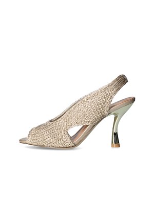 Scarpa beige con tacco alto slingback open-toe con tomaia a trama tessuta e tacco a spillo metallico lucido su sfondo bianco.
