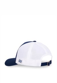 Gorra de béisbol de malla azul marino y blanca con visera curva, correa ajustable en la parte trasera y una etiqueta con logotipo en el lateral.