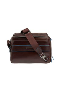 Borsa a tracolla in pelle marrone scuro con rifiniture blu, due scomparti con cerniera e una tracolla larga regolabile con fibbia metallica.