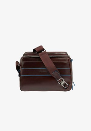 Borsa a tracolla in pelle marrone scuro con rifiniture blu, due scomparti con cerniera e una tracolla larga regolabile con fibbia metallica.