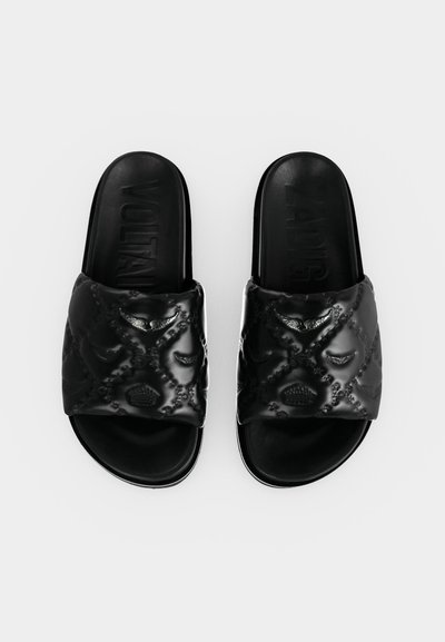 Ζευγάρι μαύρα πέδιλα τύπου slide με ανοιχτά δάχτυλα, με ανάγλυφο καπιτονέ σχέδιο και μαξιλαρωμένους ιμάντες, τοποθετημένα σε απλό λευκό φόντο.