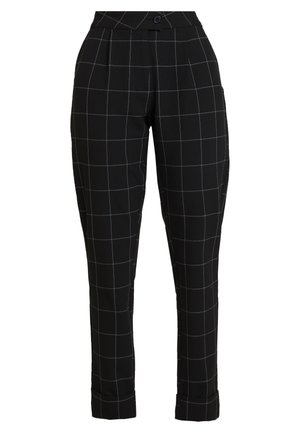 Pantalon noir fuselé avec motif à carreaux blancs en damier, devant plissé, fermeture à boutons et ourlets retournés.