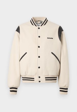 Giacca varsity crema realizzata in tessuto morbido, presenta dettagli in pelle sulle spalle, bottoni neri e polsini e orlo a righe a costine.