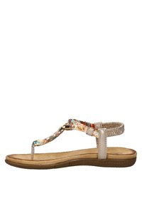 Vlakke, beige sandaal met een tongband met bloemenpatroon en een geweven enkelband. Bevat een gevoerde voetbed en een gestructureerde rubberen zool voor grip.