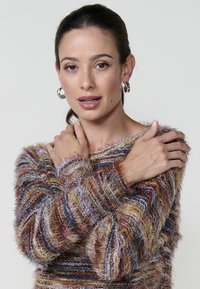 Mehrfarbiger, flauschiger Pullover mit lockerer Passform, der horizontale Streifen in Burgunderrot, Gold und Blau sowie gerippte Bündchen aufweist.