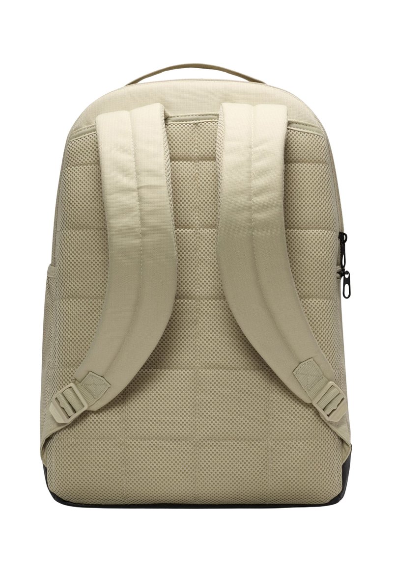 Beige ryggsäck med vadderad mesh-bak, justerbara remmar och en slät, solid botten. Har dragkedjestängning och en minimalistisk design.