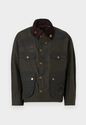 Σκούρο πράσινο βαμβακερό μπουφάν με κερωμένη επένδυση, καφέ γιακά από κοτλέ, ορειχάλκινα κουμπιά, τέσσερις εμπρόσθιες τσέπες με καπάκι και κεντητό λογότυπο Barbour στην κάτω τσέπη.