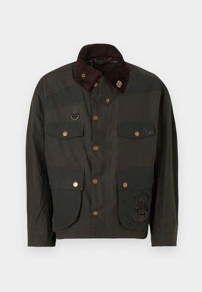 Σκούρο πράσινο βαμβακερό μπουφάν με κερωμένη επένδυση, καφέ γιακά από κοτλέ, ορειχάλκινα κουμπιά, τέσσερις εμπρόσθιες τσέπες με καπάκι και κεντητό λογότυπο Barbour στην κάτω τσέπη.