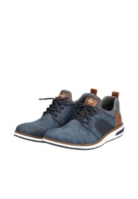 Chaussures bleues en suede à lacets avec des accents gris, un capuchon en cuir brun au talon, un côté en maille respirante et une semelle en caoutchouc blanc avec des détails navy.