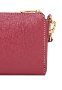 Portefeuille en cuir rose vif avec une surface texturée, des accents en métal doré et des coutures élaborées le long des bords. Fermeture à glissière.