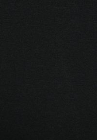 Svart, slät bomullstyg med en mjuk textur, jämnt vävd, utan mönster, metalldelar eller synliga detaljer. Enkel, enfärgad design.