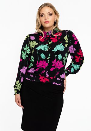 Zwarte blouse met bloemenpatroon in roze, paars en groen. Heeft een knoopsluiting aan de voorkant, lange mouwen en een lichte rimpeling bij de manchet.