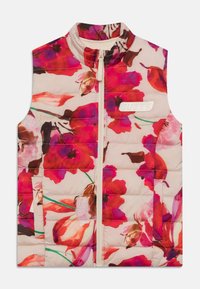 Chaleco acolchado con estampado floral vibrante en rojo y rosa sobre un fondo beige, diseño sin mangas y cremallera frontal con detalle de logo.