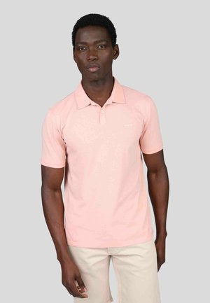 Polo shirt rose à manches courtes en coton, avec un col et un design de logo minimaliste sur la poitrine gauche.