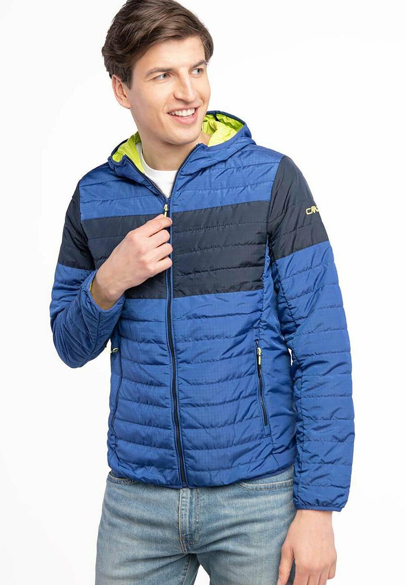 Blauer Pufferjacke mit Kapuze, die horizontale marineblaue Streifen, gesteppten Stoff und gelbe Akzente aufweist. Mit Reißverschlusstaschen an den Seiten.