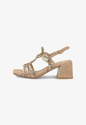 Sandal de tacón bloque beige con correas texturizadas que presentan acentos metálicos y diseño de punta abierta. Correa ajustable en el tobillo para un ajuste seguro.