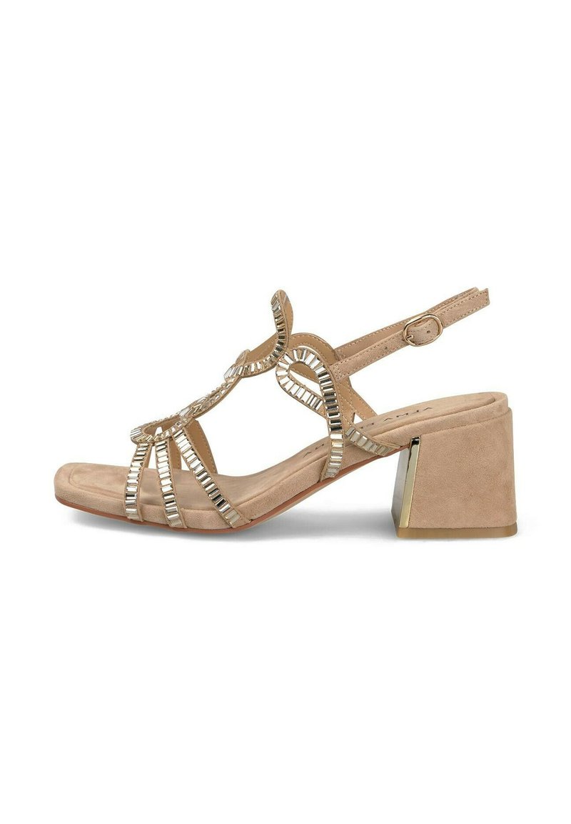 Sandal de tacón bloque beige con correas texturizadas que presentan acentos metálicos y diseño de punta abierta. Correa ajustable en el tobillo para un ajuste seguro.