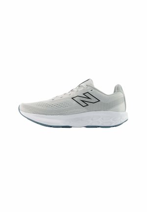 Zapatilla deportiva de color gris claro con logotipo negro "N", suela blanca acolchada y parte superior de malla transpirable, diseñada para correr.
