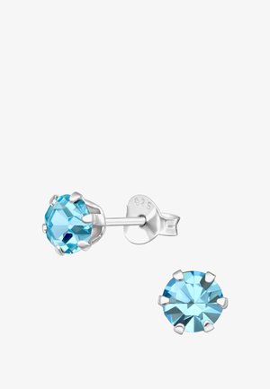 Orecchini a perno in argento sterling con grandi cristalli sfaccettati di un delicato blu chiaro, forma rotonda con sei griffe, finitura lucida.