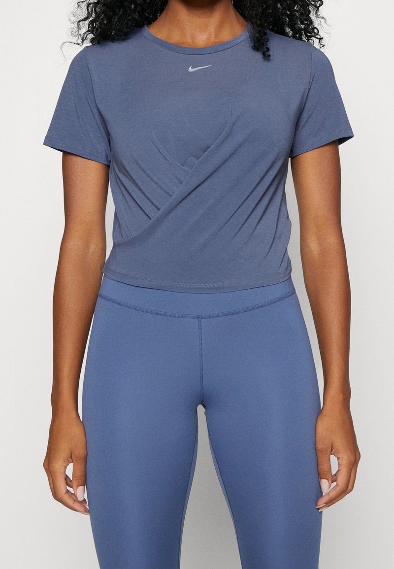 Navy blue Nike T-shirt with a slim fit and short sleeves, featuring a rounded neckline and a subtle twisted design at the front.