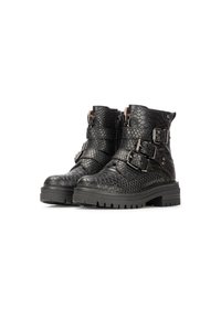 Schwarze Knöchelstiefel mit einem strukturierten Schlangenhautmuster, ausgestattet mit zwei breiten Riemen mit Schnallen und einer dicken, geriffelten schwarzen Sohle.