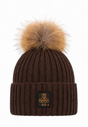 Berretto a coste marrone in maglia con grande pompon in pelliccia sintetica color sabbia sulla sommità e toppa nera con logo giallo di cane e testo "RefrigiWear" sul risvolto.