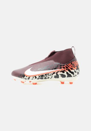 Bordeauxrode hoge voetbalschoen met witte Nike-swoosh, zwart-oranje gespetterd ontwerp op de hiel en oranje noppen op een witte zool.