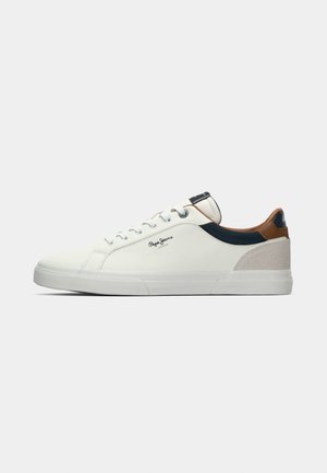 Niedrig geschnittene weiße Sneaker mit marineblauen und braunen Akzenten, weißen Schnürsenkeln und dem Logo "Pepe Jeans London" an der Seite.