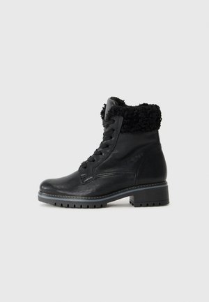 Bottines noires en cuir avec un revers en fausse fourrure texturée, à lacets et semelle en caoutchouc robuste avec un léger talon.