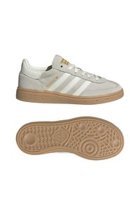 Baskets Adidas Messi gris clair avec des bandes blanches, semelle en gomme et semelle extérieure texturée, vues de côté et de dessous.