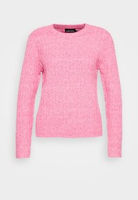 Rosa stickad tröja med långa ärmar, rund halsringning och en texturerad yta. Etikett synlig inuti halsringningen.