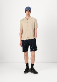 Tommy Hilfiger ESSENTIAL SHIRT - Button down-skjorte - sandalwood