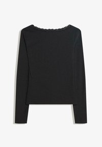 Čierny dlhorukávový top s okrúhlym výstrihom, so jemným čipkovým lemom, vyrobený z mäkkého a elastického materiálu, s priliehavým strihom.