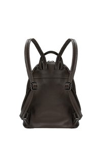 Zaino in pelle marrone scuro con spallacci regolabili, manico superiore e chiusura con cerniera, mostrato da dietro su uno sfondo bianco.