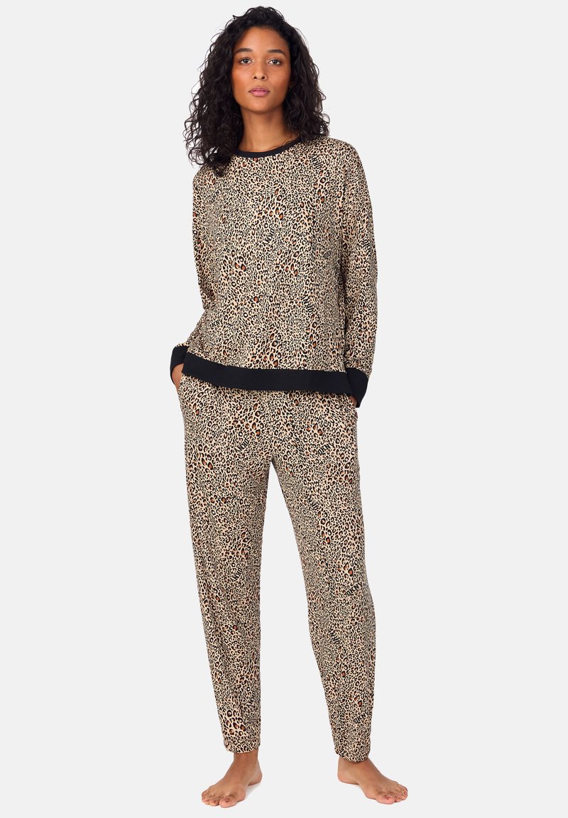 Conjunto de ropa de descanso con estampado de leopardo hecho de tela suave. El suéter tiene un cuello y puños negros; los pantalones cuentan con una cintura elástica.