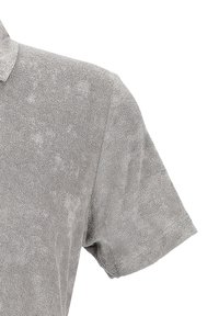 Graues kurzärmliges Poloshirt aus strukturiertem Stoff mit einem subtilen Muster. Es verfügt über einen klassischen Kragen und ein entspanntes Design.