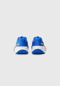 Blaue Laufschuhe mit einem glatten Mesh-Obermaterial, weißer Zwischensohle und strukturiertem Gummiausgang mit gelben Akzenten.