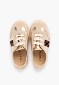 Beżowe zamszowe buty z metalicznymi akcentami i bokiem w panterkę. Wyposażone w białe sznurówki i teksturowaną podeszwę zapewniającą przyczepność.