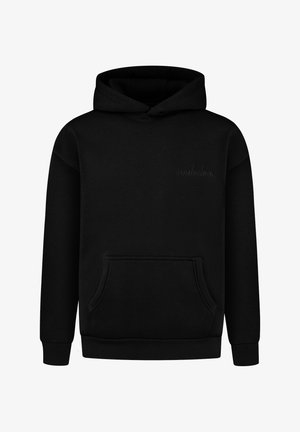 Czarna bluza z kapturem z kieszenią kangurką i subtelnym haftowanym logo na piersi, ściągacze na mankietach i dole.