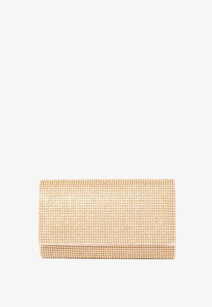 Clutchväska i guldnyans, täckt med små, glänsande nitar. Rektangulär form med lockstängning. Slät textur, elegant design.