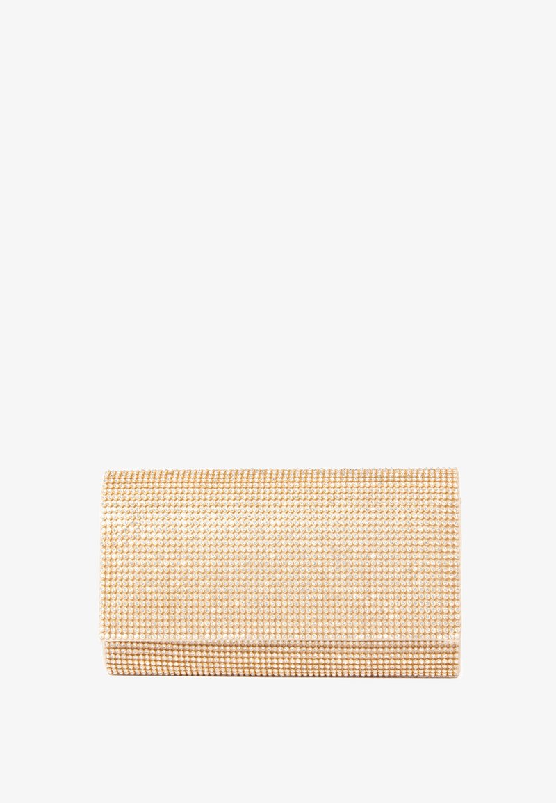 Clutchväska i guldnyans, täckt med små, glänsande nitar. Rektangulär form med lockstängning. Slät textur, elegant design.