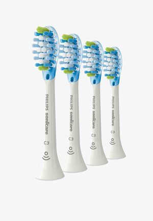 Vier weiße Philips Sonicare C3 Ersatzbürstenköpfe für elektrische Zahnbürsten mit blauen, weißen und grünen Borsten, die in einer Reihe auf weißem Hintergrund angeordnet sind.