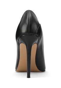 Scarpa nera con tacco alto, con tomaia in pelle lucida, punta affilata e tacco a stiletto. La suola è di un colore beige chiaro, con una texture liscia.