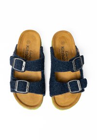 Tongs en feutre bleu avec deux boucles métalliques réglables, semelle en liège et semelle extérieure en caoutchouc vert. Taille 31, marque Kitzbühel.