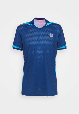 Dunkelblaues Sporttrikot mit Chevron-Muster, hellblaue Akzente an Ärmeln und Seiten, kurze Ärmel und ein weißes Logo auf der linken Brust.