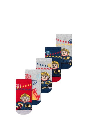 Cinque paia di calzini di cotone con design di vigili del fuoco dei cartoni animati, nei colori rosso, grigio e blu navy, con vari motivi e dettagli.