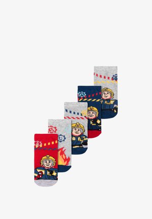 Cinque paia di calzini di cotone con design di vigili del fuoco dei cartoni animati, nei colori rosso, grigio e blu navy, con vari motivi e dettagli.