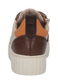 Sneaker mit einem beigen Obermaterial, braunem Lederfersenbereich und orangefarbenen Akzenten. Verfügt über eine strukturierte Sohle und eine Zuglasche an der Rückseite für einfaches Anziehen.