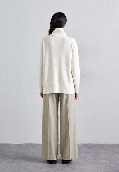 Filippa K RELAXED TURTLE NECK - Striktrøje - offwhite